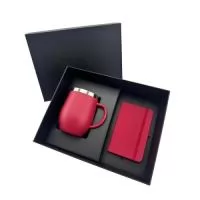 	Caixa para presente VIP com Caneca térmica 350ml de parede dupla em inox livre de BPA, contém tampa acrílico. Acompanha caderno B6 com 80 folhas pautado, com suporte para caneta, elástico para lacre e marcador de página em cetim. Caixa: 28,50 x 18,50 x 9 cm.