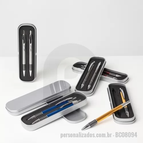 Kit caneta e lapiseira personalizado - Com este conjunto de caneta e lapiseira metálicas, escrever será uma experiência ainda mais sofisticada e elegante. O estojo em metal que as acomoda, possui revestimento em espuma para evitar riscos. A caneta possui carga esferográfica azul de 1.0mm, com acionamento por clique, já a lapiseira possui grafite 0.7mm.  Largura :  5,3 cm  Espessura :  1,6 cm  Comprimento :  17,7 cm  Medidas aproximadas para gravação (CxL):  16 cm x 4 cm  Peso aproximado (g):  81