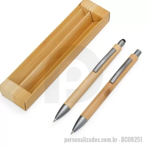 Kit caneta e lapiseira personalizado - Nosso Kit Ecológico de Caneta e Lapiseira de Bambu é excelente para quem busca um toque sustentável no dia a dia. A lapiseira possui acionamento por clique, e a caneta conta com carga esferográfica azul de 1.0mm e função touch para quem precisa de toques precisos em dispositivos. Além disso, acompanha uma embalagem que imita bambu. Uma ótima escolha para presentes corporativos ou para quem ama escrever sem abrir mão da consciência ecológica!