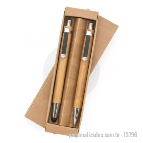 Kit caneta e lapiseira personalizado - Kit ecológico caneta e lapiseira em bambu com estojo de papelão. Caneta bambu com clip metálico e possui borracha touch na parte inferior, quando aciona a esferográfica (clique) ela sai através do touch. Lapiseira bambu com clipe metálico, aciona por