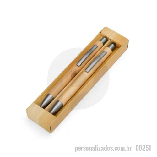 Kit caneta e lapiseira personalizado - Kit caneta e lapiseira Personalizado - 08251 - Kit Ecológico de Caneta e Lapiseira de Bambu é excelente para quem busca um toque sustentável no dia a dia. A lapiseira possui acionamento por clique, e a caneta conta com carga esferográfica azul de 1.0mm e função touch para quem precisa de toques precisos em dispositivos - 179221 - Kit caneta e lapiseira