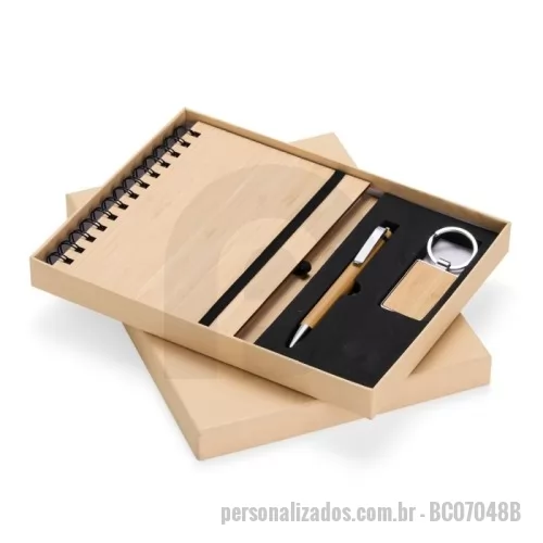 Kit caneta personalizado - Kit composto por 3 peças: sendo uma caderneta de bambu com capa dura, contendo aproximadamente 70 folhas brancas pautadas, uma caneta de bambu com clipe metálico e um chaveiro de bambu com detalhe em metal. Item perfeito para quem busca elegância, sustentabilidade e o toque natural que só o bambu proporciona.  Largura :  19 cm  Espessura :  2,3 cm  Comprimento :  24,6 cm  Medidas aproximadas para gravação (CxL):  20 cm x 18 cm  Peso aproximado (g):  418