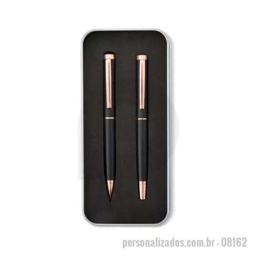 Kit caneta personalizado - Descubra nosso sofisticado kit de canetas esfero e roller em metal, perfeito para quem valoriza estilo e funcionalidade. Com acabamento fosco, a caneta esferográfica possui acionamento por rotação e carga azul de 1.0mm, garantindo uma escrita suave e precisa. A caneta roller com carga de 0.7mm, oferece um traço delicado e fluido. Acompanha um estojo de metal revestido em espuma, que protege e exibe suas canetas com elegância.