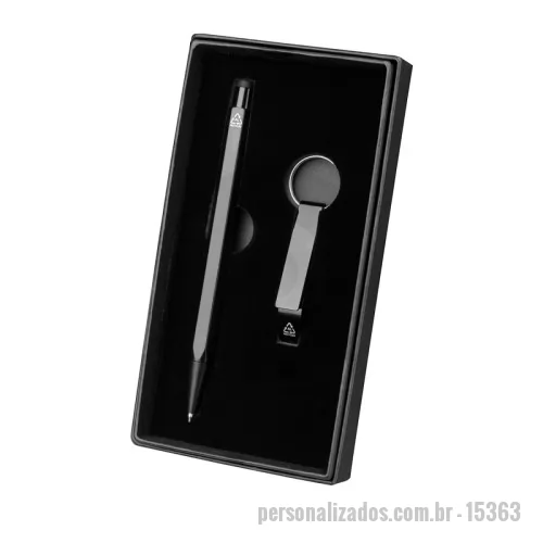 Kit caneta personalizado - Kit composto por uma caneta e um chaveiro abridor, ambos fabricados em alumínio reciclado. O abridor possui formato de pé de galinha, próprio para abrir tampas de garrafas. A caneta tem corpo sextavado com régua impressa em uma das faces, acionamento por clique e ponteira touch emborrachada para uso em dispositivos touchscreen, além de carga esferográfica azul de 1,0 mm. Acompanha estojo de papelão com berço de espuma revestido em tecido aveludado.  Largura: 9,1 cm Profundidade: 2,2 cm Comprimento: 17,4 cm