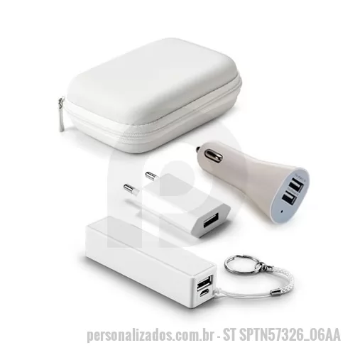 Kit carregador de celular personalizado - Kit de Carregadores Promocionais. Incluso carregador veicular com duas entradas, um carregador de tomada, um cabo 3 em 1 e um power bank plástico com 1.800 mAh. A personalização da logomarca é feita em uma cor no estojo, no power bank e nos carregado