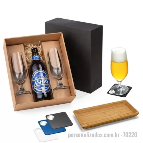Kit cerveja personalizado - HAPPY HOUR. Kit Onboarding (Boas Vindas e Integração) 6183 - Caixa para presente com 02 copos de vidro para cerveja 300ml e espaço para garrafa de até 600ml. (não acompanha garrafa).  93861 - Travessa. Bambu. Incluso caixa de cartão. Food grade. 255 x 130 x 18 mm | Caixa: 260 x 134 x 26 mm. 94116 - Porta copos. ABS. Com abridor de garrafas. Esponja antiderrapante na base. 82 x 82 x 4 mm.