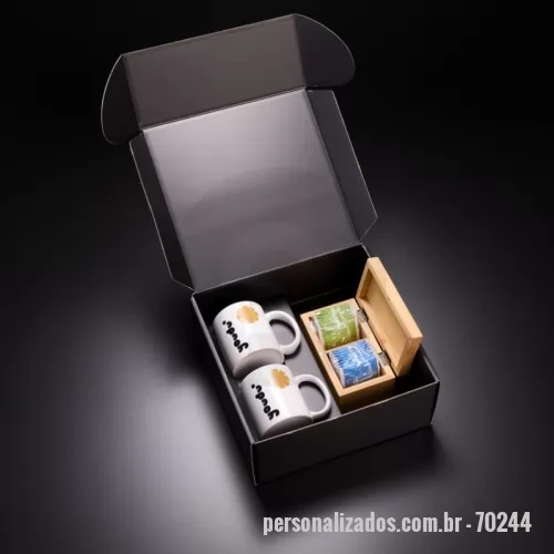 Kit chá personalizado - Kit chá contendo duas canecas de cerâmica com capacidade de 350ml. Acompanha caixa de chás em bambu, com 2 compartimentos e fecho com ímã.