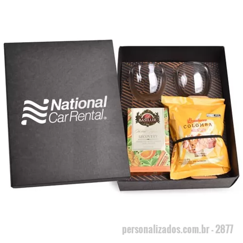 Kit chá personalizado - Kit de Chá composto por 1 caixa de chá importado da marca Basilur Tea, marca de referência do Sri Lanka com 20 sachês, 1 mini Colomba Bauducco ® e 2 copos de borossilicato de 160 mL. Os produtos são acondicionados em caixa de papel kraft preta com personalização silkscreen 1 cor. Formato da caixa 28,5 x 22 x 9 cm.
