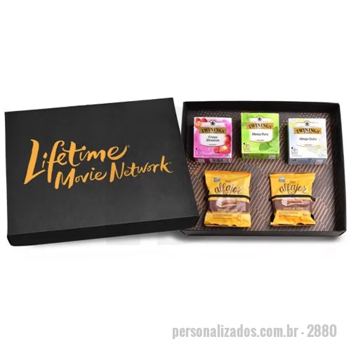 Kit chá personalizado - Kit Chá composto por 3 Caixas de Chá Twinings, sendo 1 de Frutas Silvestres, 1 de Hortelã e 1 de Erva-Doce com 10 Sachês e 2 Alfajores de doce de leite ou chocolate de acordo com a disponibilidade. Os produtos são acondicionados em caixa de papel kraft preta com personalização silkscreen 1 cor. Formato da caixa 28,5 x 22 x 7 cm.