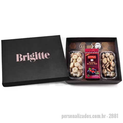 Kit chá personalizado - Kit Chá composto por 1 Caixa Metálica de Chá premium da marca Impra a granel de 200 g sabor chá preto aromatizado com frutas vermelhas, 2 bandejas de biscoitos amantegados com aproximadamente 150 mg cada uma e 1 Infusor de Inox. Os produtos são acondicionados em caixa de papel kraft preta com personalização na tampa em silkscreen 1 cor. Formato da caixa 35,5 x 29 x 10,5 cm.