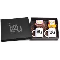 Kit de Chá composto por 2 caixas de chá importado da marca Twinings, marca inglesa de primeira escolha com 10 sachês com sabor de Frutas Silvestres e 10 sachês de Morango com Manga, 2 Alfajores de doce de leite ou chocolate de acordo com a disponibilidade e 2 canecas de cerâmica na cor branca. A personalização nas canecas e na tampa da caixa é em silk 1 cor. Os produtos são acondicionados em caixa de papel kraft preta com personalização silkscreen 1 cor. Formato da caixa 35,5 x 29 x 10,5 cm.