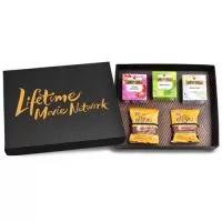 Kit Chá composto por 3 Caixas de Chá Twinings, sendo 1 de Frutas Silvestres, 1 de Hortelã e 1 de Erva-Doce com 10 Sachês e 2 Alfajores de doce de leite ou chocolate de acordo com a disponibilidade. Os produtos são acondicionados em caixa de papel kraft preta com personalização silkscreen 1 cor. Formato da caixa 28,5 x 22 x 7 cm.