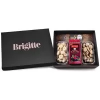 Kit Chá composto por 1 Caixa Metálica de Chá premium da marca Impra a granel de 200 g sabor chá preto aromatizado com frutas vermelhas, 2 bandejas de biscoitos amantegados com aproximadamente 150 mg cada uma e 1 Infusor de Inox. Os produtos são acondicionados em caixa de papel kraft preta com personalização na tampa em silkscreen 1 cor. Formato da caixa 35,5 x 29 x 10,5 cm.