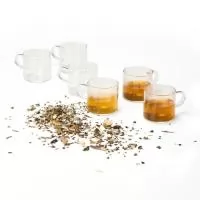 Kit Chá com 6 Xícaras de Vidro Personalizado  Elegante e sofisticado, o Kit Chá com 6 Xícaras é perfeito para servir chá e outras bebidas quentes com charme e praticidade. As xícaras são produzidas em vidro borossilicato, material conhecido pela leveza e excelente acabamento.  Uma ótima opção para presentear clientes, colaboradores e parceiros, agregando valor à experiência de tomar um bom chá.