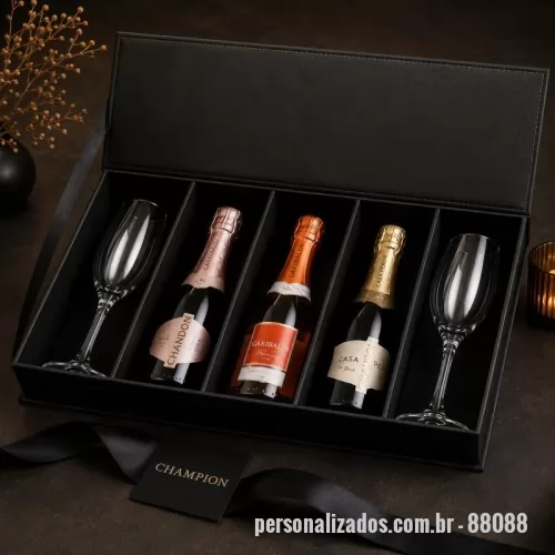 Kit champanhe ou espumante personalizado - DESCRIÇÃO: 1 CAIXA CARTONADA 39,5X24,5X9,5 + FITA DE CETIM 1 CHANDON BABY BRUIT 187 ML 1 CHANDON BABY ROSÉ 187ML 1 CHANDON BABY PASSION 187ML 2 TAÇA GALLANT 180 ML