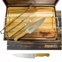 Kit churrasco em estojo de madeira envelhecida com tábua, faca, garfo e pegador. Gravação da logo a laser. Despachamos com frete pago para todo o Brasil. Tábua, estojo e cabos dos componentes confeccionados em madeira 100% oriunda de reflorestamento