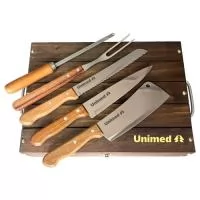 Kit churrasco em estojo de madeira envelhecida com tábua 22cm X 35cm mais acessórios Tramontina. Estojo, tábua e cabos confeccionados em madeira oriunda de reflorestamento. Gravação indelével da logo a laser no estojo, tábua, facas  e cutelo. 