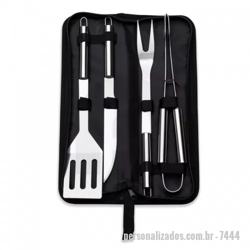 Kit churrasco personalizado - Kit churrasco 4 peças em estojo de nylon com alça. Possui: pegador, garfo, espátula e faca em inox, acompanha proteções plásticas e parte interna com velcro para guardar as peças. 