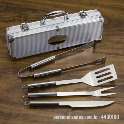 Kit churrasco personalizado - Descrição: Kit churrasco 4 peças em maleta de alumínio com relevo. Possui: espátula, pegador, garfo e faca em inox(todas peças possuem proteção plástica) detalhes em metal nas bordas da maleta, duas dobradiças na parte inferior, uma alça e duas presilhas para travar/abrir maleta. Parte interna revestida de tecido tnt e velcro para guardar as peças.  Medidas aproximadas para gravação (CxL):  Plaqueta 4,7 cm x 6,6 cm – Espátula 10,2 cm x 1,3 cm – Pegador 10,2 cm x 1,3 cm – Garfo 10,2 cm x 1,3 cm – Faca 10,2 cm x 1,3 cm  Tamanho total aproximado  (CxL):  Maleta 13,1 cm x 38 cm x 6,9 cm – Espátula 34 cm x 7 cm – Pegador 34,3 cm x 6 cm – Garfo 33,7 cm x 3,3 cm – Faca 32,4 cm x 2,6 cm  Peso aproximado (g):  987