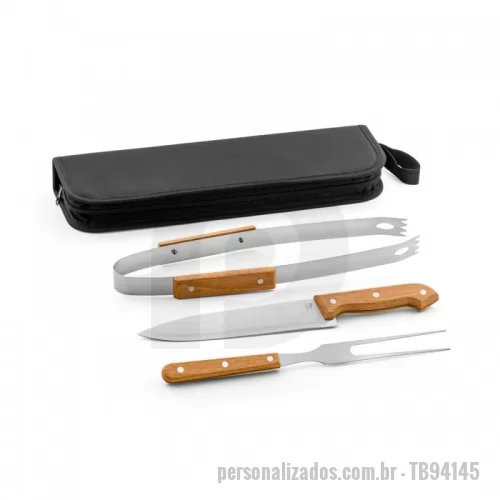 Kit churrasco personalizado - Kit churrasco em aço inox e madeira com 3 peças em estojo de 210D. Medidas do estojo: 350 x 130 x 20 mm.