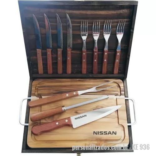 Kit churrasco personalizado - Estojo de madeira envelhecida com tábua 32cm X 21,5 cm com acessórios Tramontina linha Dynamic. Gravação  indelével da logo a laser. Acompanha caixa para presente com listras em marrom. Um presente tradicional, útil, com ótima apresentação e durabilidade extrema, garantindo a visualização da sua marca por muitos e muitos anos. Despachamos com frete pago para todo o Brasil.