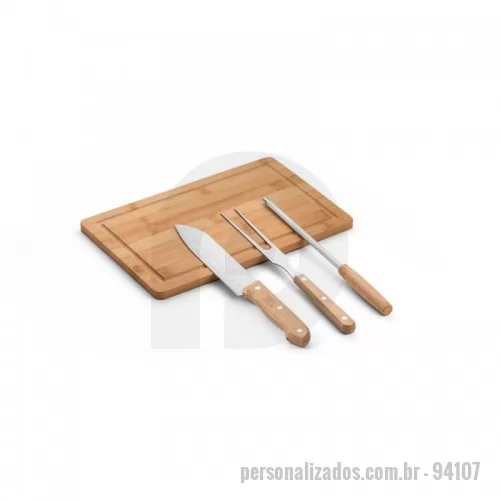 Kit churrasco personalizado - Kit churrasco em estojo de 210D. Composto por tábua em bambu e 3 utensílios em aço inox e madeira de Seringueira: faca japonesa, garfo e afiador. Próprio para contato com alimento. Estojo: 220 x 345 x 30 mm | Tábua: 300 x 200 x 11,6 mm