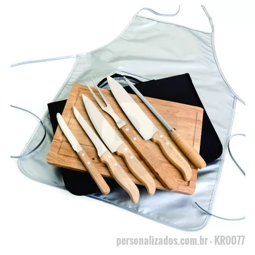 Kit churrasco personalizado - Kit churrasco 8 peças com cabo em bambu, lâminas em aço inox e avental de nylon. Acompanha tábua em bambu com canaleta, 3 facas de corte e uma faca de serra cabo, chaira, garfo e avental prata com bolso. Acomodados em uma maleta de nylon preta. Rebites em Aço Inox, um dos mais resistentes à ferrugem e corrosão.  Altura :  36,5 cm  Largura :  24 cm