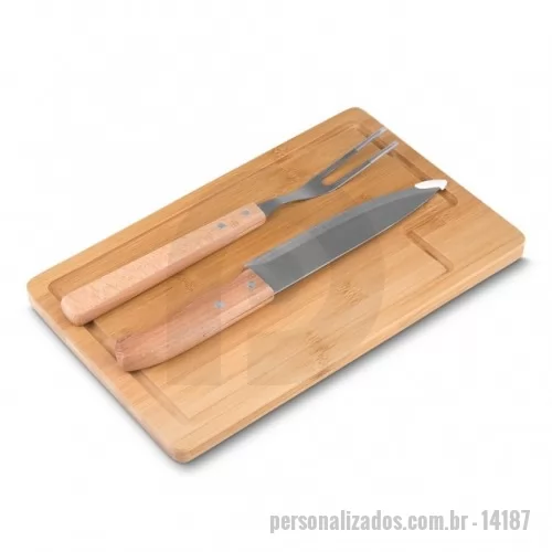 Kit churrasco personalizado - Kit churrasco 3 peças com: tábua de bambu com canaleta, garfo e faca com pegadores em bambu.