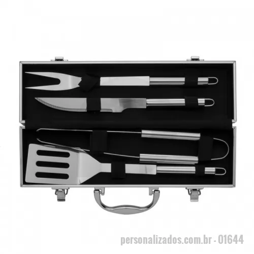 Kit churrasco personalizado - Kit churrasco 4 peças em maleta de alumínio com travas de segurança, contém: espátula, pegador, garfo e faca em inox. Parte interna da maleta com revestimento em tnt e suportes de velcro para fixação das peças.