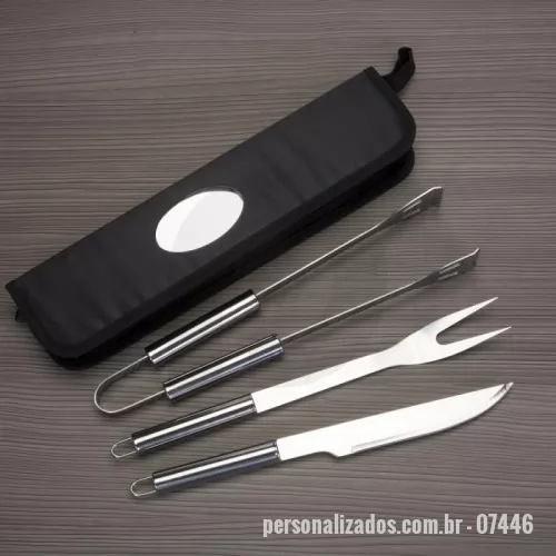 Kit churrasco personalizado - Kit churrasco 3 peças em estojo de nylon com alça. Possui: faca(acompanha proteção plástica), garfo(acompanha proteção plástica), pegador em inox e parte interna com velcro para guardar as peças. Acompanha plaqueta para gravação.