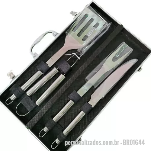 Kit churrasco personalizado - Kit churrasco Personalizado - BR01644 - Kit churrasco 4 peças em maleta de alumínio com travas de segurança, contém: espátula, pegador, garfo e faca em inox. Parte interna da maleta com revestimento em tnt e suportes de velcro para fixação das peças. Altura :  13,1 cm  Largura :  6,9 cm  Comprimento :  38 cm  Medidas aproximadas para gravação (CxL):  3,5 cm x 6 cm  Peso aproximado (g):  987 - 146416 - Kit churrasco