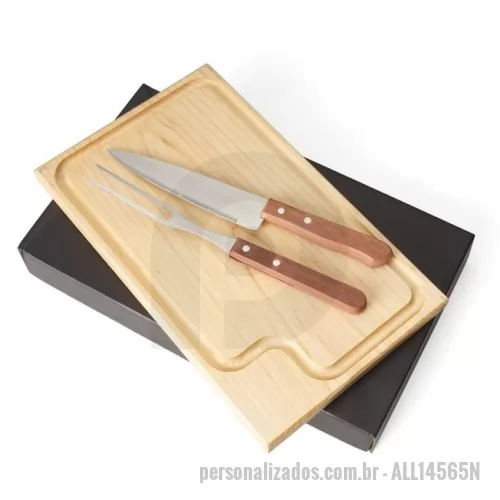 Kit churrasco personalizado - Kit churrasco três peças em estojo de papel kraft, contém: faca, garfo e tábua de corte com canaleta.