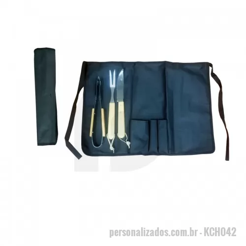 Kit churrasco personalizado - Kit Churrasco 3 peças com Estojo Preto que serve como avental de cintura. Contém 3 peças: *Pegador, * Garfo e Faca de metal com cabo de madeira que melhora a pegada dos talheres e mantém sua durabilidade. Os talheres são menores ideal para cortes pequenos, pode ser usado em ambientes executivo, corporativo e gastronômicos.