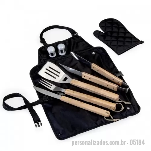 Kit churrasco personalizado - Kit churrasco 8 peças em estojo de nylon. Contém espátula, garfo, faca, pegador, saleiro, paliteiro, luva e avental (também utilizado como estojo). Talheres de inox com acabamento de madeira e avental de nylon com alça ajustável – possui botão e alça com fivela para lacre.