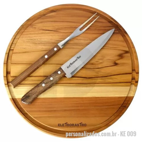 Kit churrasco personalizado - Kit churrasco personalizado. Esse é o nosso negócio, está no nosso DNA. Faça uma consulta e surpreenda-se com nossas opções. São mais de 50 modelos, dos mais simples aos mais completos, garantindo que sempre haverá um kit que se encaixe nas suas necessidades. Tábua para churrasco redonda, faca peixeira e garfo de assado. Acompanha embalagem para presente. Despachamos com frete pago para todo o Brasil. Um presente com ótima apresentação, útil e durável, garantindo a visibilidade da sua marca por muitos e muitos anos. Uma ótima opção neste Dia dos Pais.