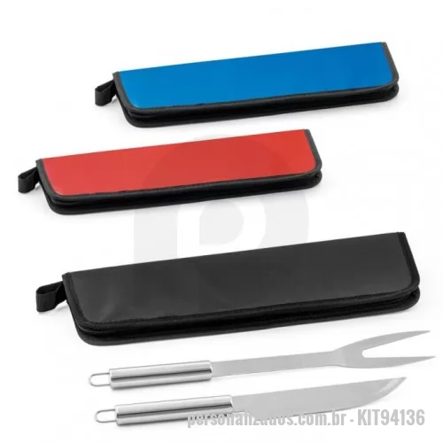 Kit churrasco personalizado - Kit churrasco Personalizado - KIT94136 - Kit churrasco em estojo de 210D. Composto por 2 utensílios em aço inox: faca chefe e garfo. Próprio para contato com alimento. Estojo: 350 x 130 x 20 mm  - 153991 - Kit churrasco