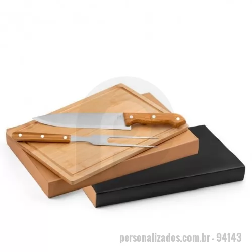 Kit churrasco personalizado - Kit churrasco em caixa kraft. Composto por tábua em bambu e 2 utensílios em aço inox e bambu: faca chefe e garfo. 