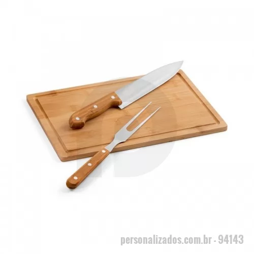 Kit churrasco personalizado - Kit churrasco em caixa kraft. Composto por tábua em bambu e 2 utensílios em aço inox e bambu: faca chefe e garfo. Certificação EU Food Grade. Caixa: 360 x 210 x 40 mm | Tábua: 300 x 200 x 12 mm