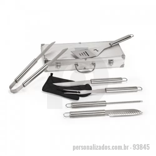 Kit churrasco personalizado - Kit churrasco em estojo de alumínio. Composto por luva de cozinha em poliéster e 6 utensílios em aço inox: faca chefe, 1 faca japonesa, 1 pinça, 1 garfo, 1 espátula e 1 afiador. Próprio para contato com alimento. Estojo: 450 x 170 x 80 mm | Placa: 80 x 50 mm