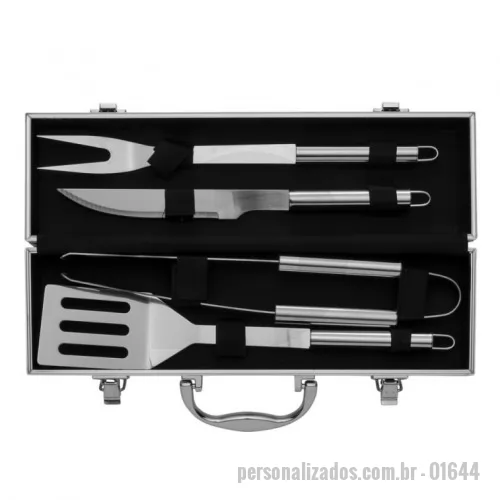 Kit churrasco personalizado - Kit churrasco 4 peças em maleta de alumínio com travas de segurança, contém: espátula, pegador, garfo e faca em inox. Parte interna da maleta com revestimento em tnt e suportes de velcro para fixação das peças.