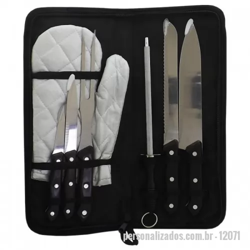 Kit churrasco personalizado - Kit churrasco 7 peças com estojo, contém: faca de legumes, faca para desossar, garfo, luva, chaira, faca de serra e faca peixeira. Estojo com alça para transporte e área interna com elástico de fixação para os utensílios. Material: inox e plástico  Estojo (C x L): 36,5 cm x 15 cm  1 Medidas para gravação (C x A): 3,5 cm x 1,4 cm  Faca legumes (C x L): 18,8 cm x 2,4 cm  2 Medidas para gravação (C x A): 3,1 cm x 1 cm  Faca desossar (C x L): 23 cm x 2,5 cm  3 Medidas para gravação (C x A): 3,1 cm x 1 cm  Garfo (C x L): 30,2 cm x 3 cm  4 Medidas para gravação (C x A): 3,5 cm x 1,5 cm  Luva (C x L): 25,3 cm x 14,8 cm  5 Medidas para gravação (C x A): 4,5 cm x 4,5 cm  Chaira (C x L): 29,1 cm x 3,8 cm  6 Medidas para gravação (C x A): 2 cm x 0,8 cm  Faca serra (C x L): 32 cm x 3,2 cm  7 Medidas para gravação (C x A): 3,5 cm x 1,4 cm  Faca peixeira (C x L): 31,8 cm x 4,1 cm  8 Medidas para gravação (C x A): 3,5 cm x 1,4 cm  Peso: 587 g
