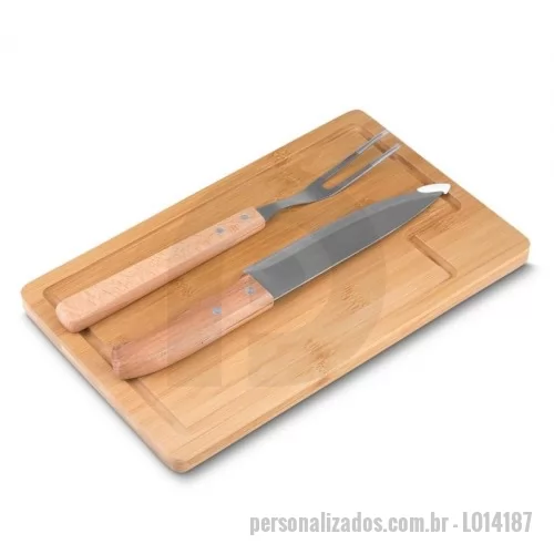 Kit churrasco personalizado - Kit churrasco 3 peças com: tábua de bambu com canaleta, garfo e faca com pegadores em bambu.  Altura :  32,2 cm  Largura :  20,2 cm  Espessura :  1,3 cm