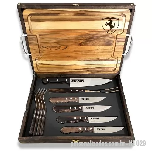 Kit churrasco personalizado - Kit churrasco em Polywood personalizado. Esse é o nosso negócio, está no nosso DNA. Faça uma consulta e surpreenda-se com nossas opções. São dezenas de modelos, garantindo que sempre haverá um kit que se encaixe nas suas necessidades. Estojo de madeira, tábua, faca e garfo em Polywood mais 04 jogos de talheres de mesa modelo Jumbo. Personalização da logo a laser no estojo, tábua e na lâmina das 05 facas Despachamos com frete pago para todo o Brasil. Um presente com ótima apresentação, útil e durável, garantindo a visibilidade da sua marca por muitos e muitos anos.
