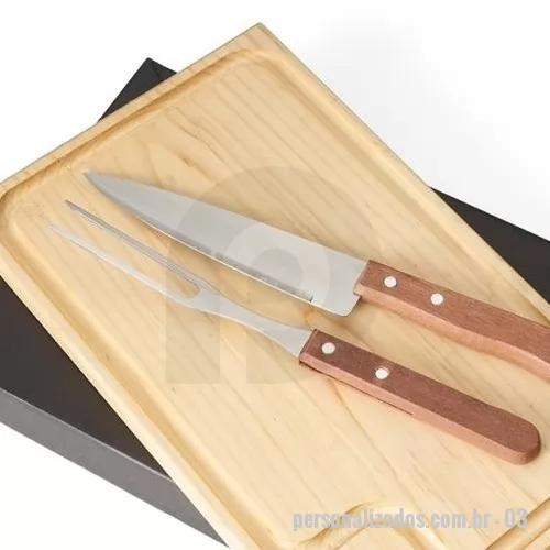Kit churrasco personalizado - Descrição: Kit churrasco três peças em estojo de papel kraft, contém: faca, garfo e tábua de corte com canaleta.