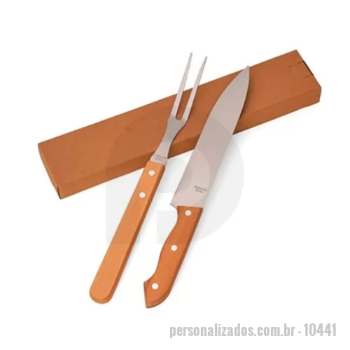 Kit churrasco personalizado - Kit Gourmet para os churrasqueiros de plantão! Um belo estojo com jogo profissional para manuseio de carne. PERSONALIZE! Kit Churrasco contendo 3 peças: 01 Caixa Duplex para presente 01 Faca 8? 01 Garfo trinchante. * Consulte quantidade mínima Entre em contato, informe o seu CNPJ