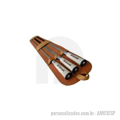 Kit churrasco personalizado - Conjunto de 3 espetos para churrasco, Um espeto 10 mm, 01 espeto 15 mm e 01 espeto 20mm, feitos em aço inox 304. Acompanha Bainha de couro para os 03 espetos. Personalizado a laser na bainha e no espeto (osso).