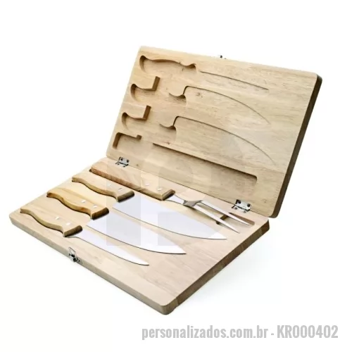 Kit churrasco personalizado - Kit churrasco 4 peças em estojo de madeira. Contém três facas e um garfo.  Altura :  3 cm  Largura :  35,4 cm  Profundidade :  19,8 cm