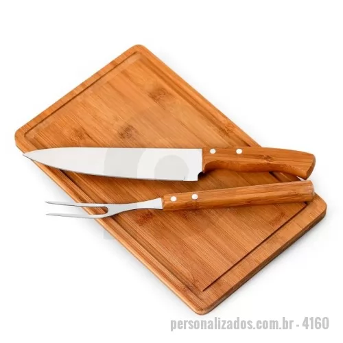 Kit churrasco personalizado - Kit churrasco com tábua retangular st (med.:320x200x15mm), faca 8'' e garfo em bambu/aço inox.