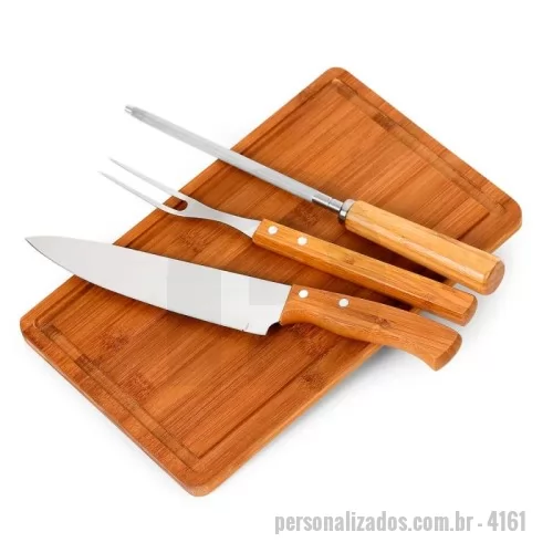 Kit churrasco personalizado - Kit churrasco com tábua retangular st (med.:320x200x15mm), faca 8'', garfo e afiador em bambu/aço inox.