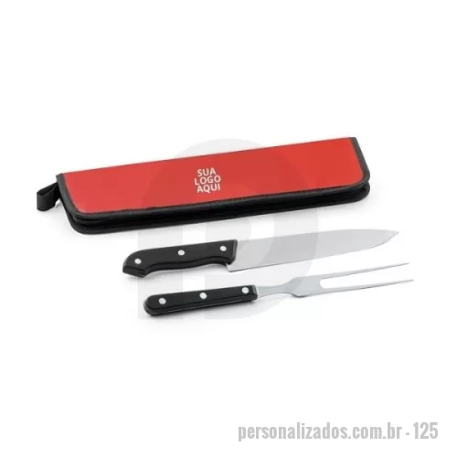 Kit churrasco personalizado - Kit Churrasco c/ 2 Itens Personalizados. Eleve o padrão dos eventos corporativos com o nosso Kit churrasco, apresentado em um estojo de 210D. Este conjunto é composto por dois utensílios essenciais para qualquer mestre churrasqueiro: uma faca chefe e um garfo, ambos fabricados em aço inox e PP de alta qualidade. É o brinde ideal para empresas que desejam oferecer algo único e prático, perfeito para aqueles momentos de confraternização. Escolha este kit como seus brindes corporativos e garanta que sua marca seja lembrada em cada churrasco